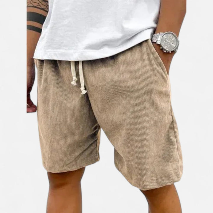 Seitenansicht Herren Shorts: Klassische Länge und Passform der kurzen Hose für optimalen Sommerkomfort.