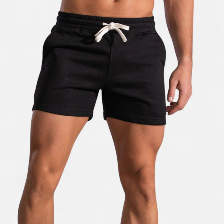 Detailansicht des bequemen Elastikbunds mit Kordelzug an stilvollen Herren Sommer Shorts.