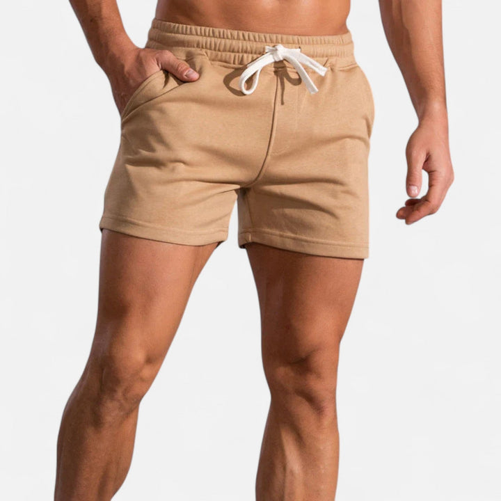 Rückansicht der bequemen Herren Sommer Shorts, minimalistisch und stilvoll für heiße Tage.