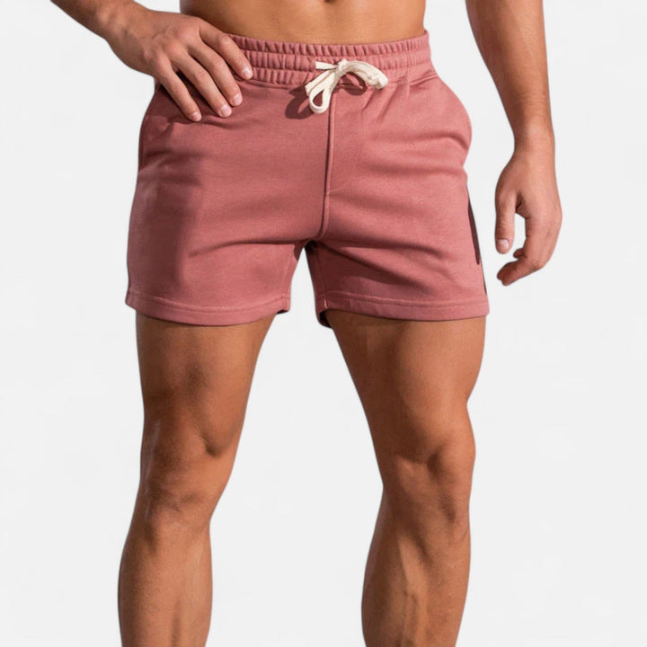 Mann trägt stilvolle Herren Sommer Shorts mit Elastikbund, ideal für lässige Sommermode.