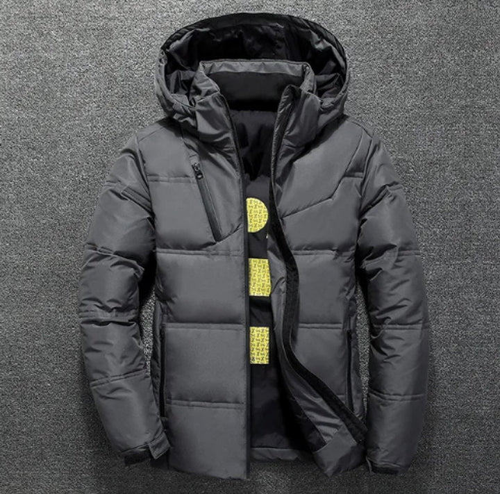 Gefütterte Outdoorjacke für Herren in Schwarz von der Seite im Detail