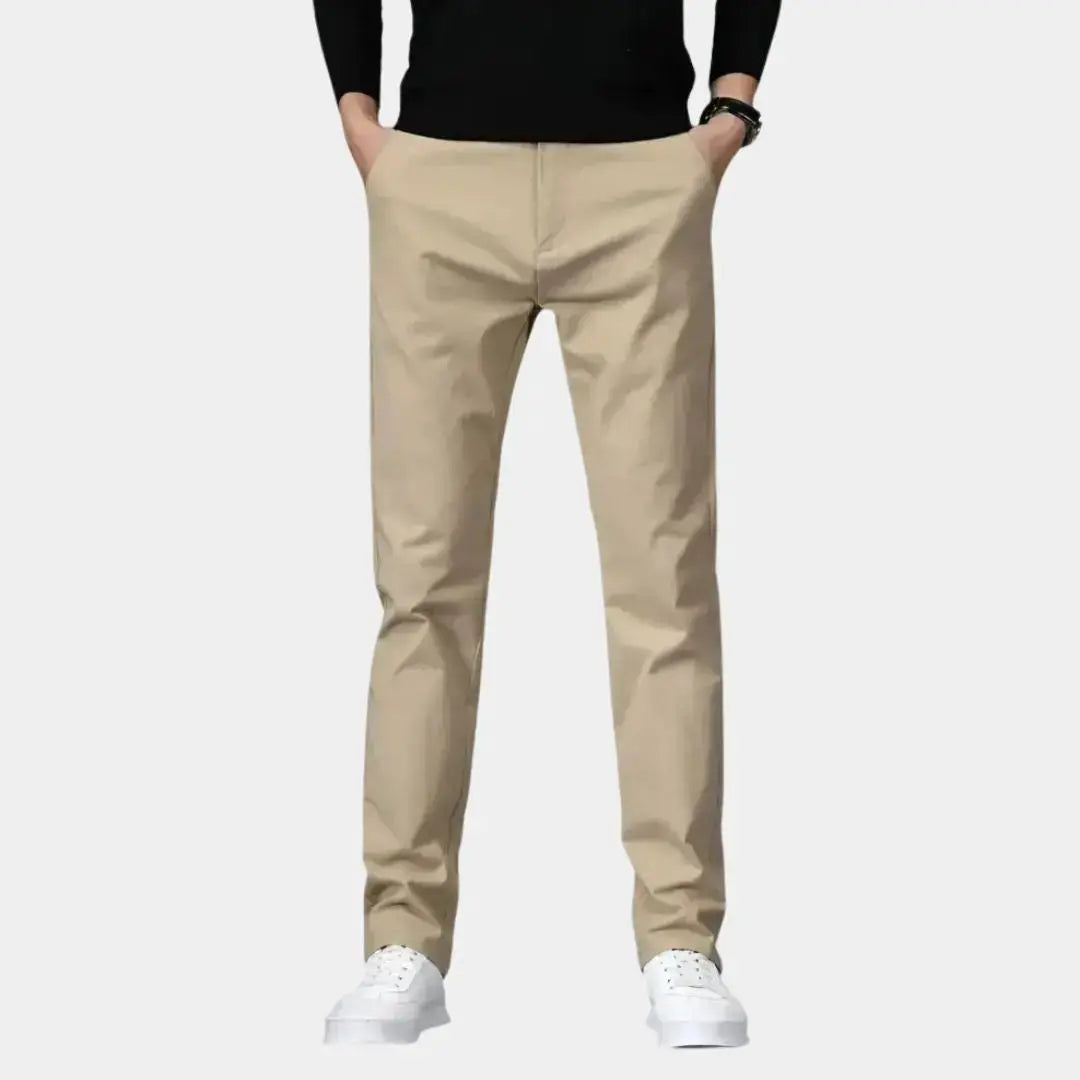 Herrenhose in Khaki mit geradem Schnitt und modernen Sneakern