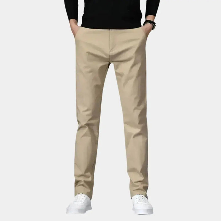 Herrenhose in Khaki mit geradem Schnitt und modernen Sneakern