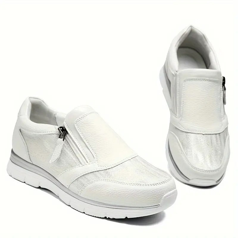 Weiße Damen Komfort Sneaker in der Seitenansicht, bereit für den Alltag.