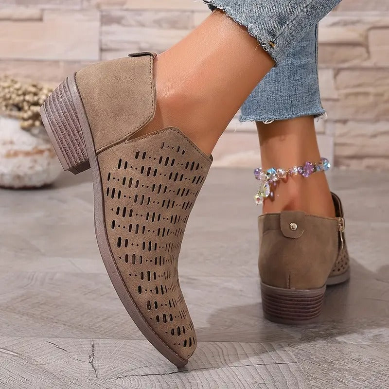 Bequeme Damenstiefeletten mit Reißverschluss und dekorativem Lochmuster in der Seitenansicht