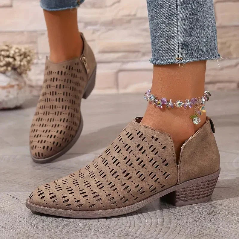 Seitenansicht der beige Damen Stiefeletten mit perforiertem Design und niedrigem Absatz