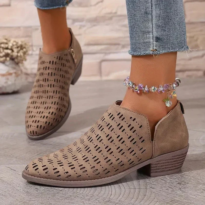 Seitenansicht der beige Damen Stiefeletten mit perforiertem Design und niedrigem Absatz