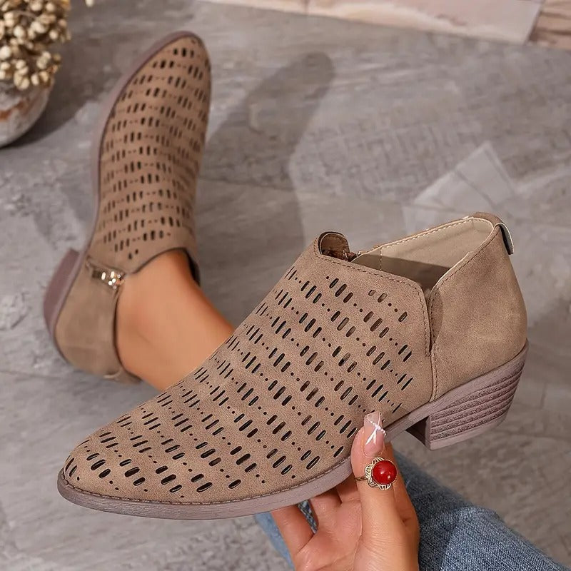 Rutschfeste Damenstiefel als modische Freizeitschuhe von unten gezeigt