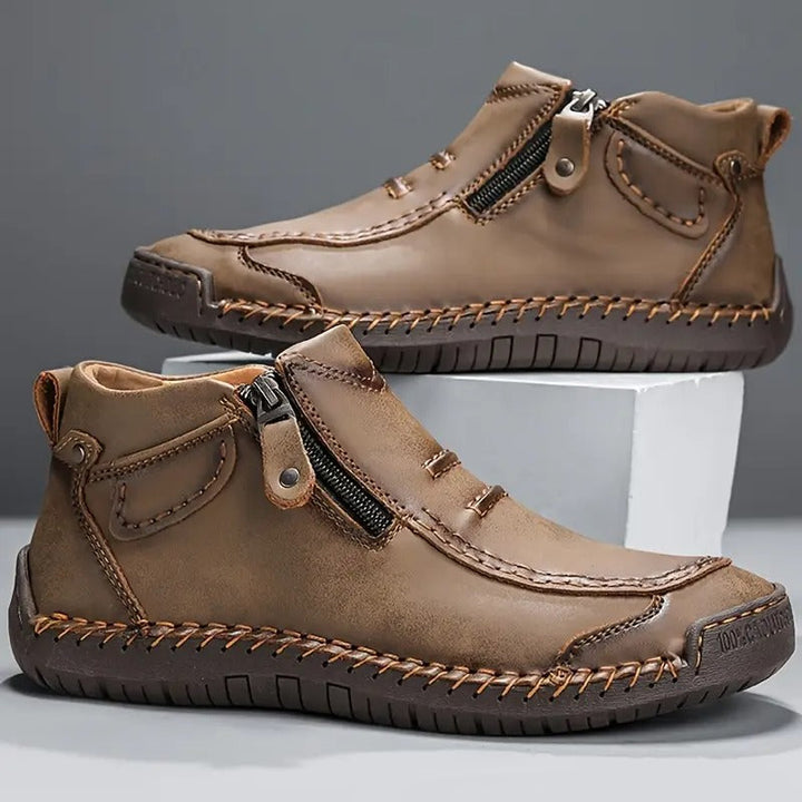 Modische orthopädische Herrenschuhe in Braun von der Seite