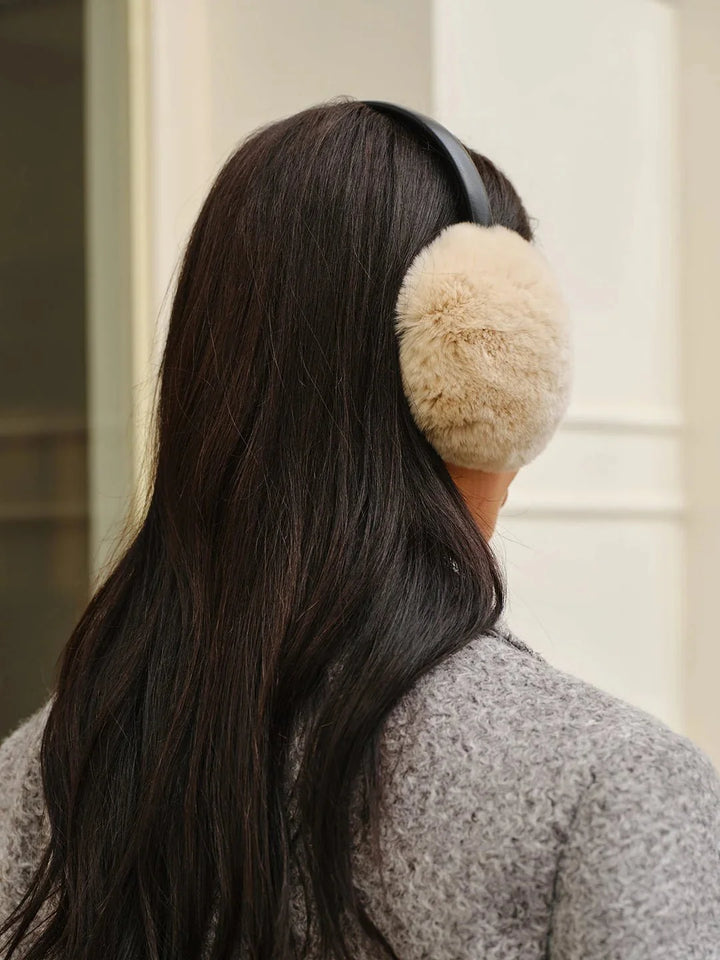 Modische Kunstfell-Ohrenschützer für Damen, ein gemütliches und stilvolles Winter-Accessoire.