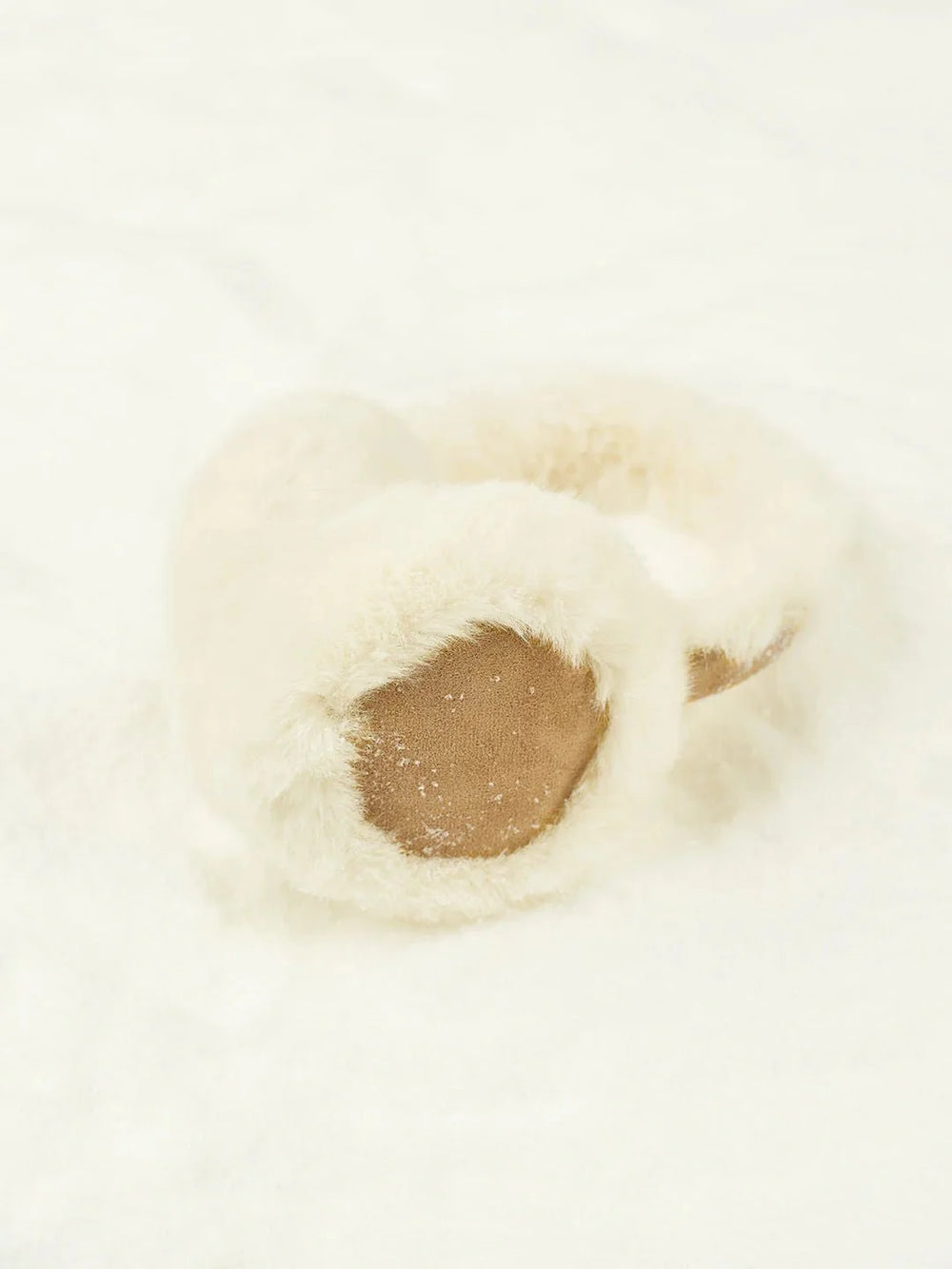 Modische Damen Ohrenschützer aus luxuriösem Kunstfell, ideal als Winter-Accessoire für Frauen.