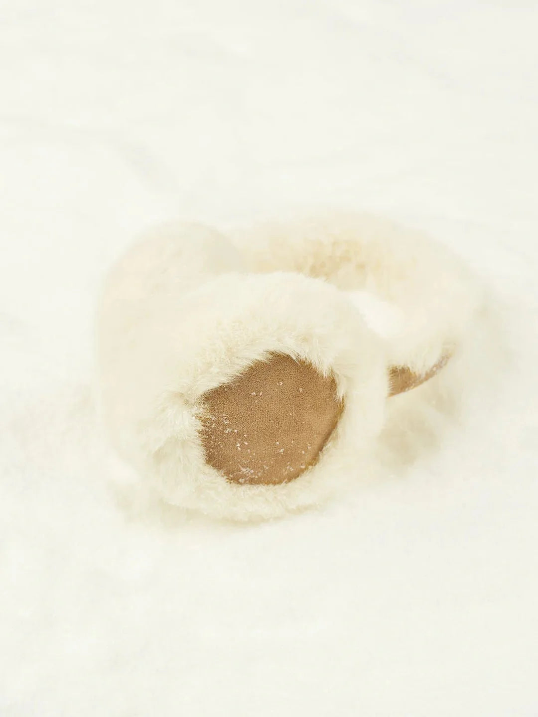 Modische Damen Ohrenschützer aus luxuriösem Kunstfell, ideal als Winter-Accessoire für Frauen.