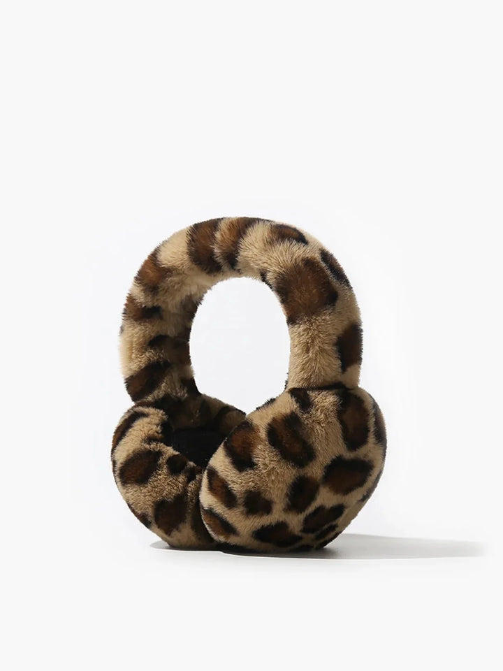 Stylische Damen Leoparden Ohrenschützer aus Plüsch halten im Winter warm. Modisches Accessoire in Beige/Braun.