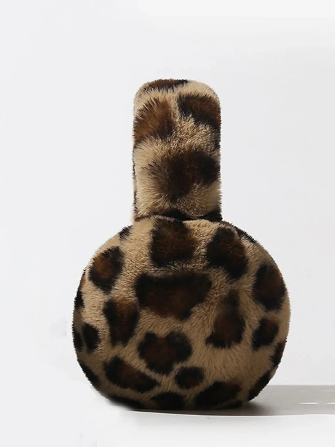 Trendige Leoparden Ohrenschützer für Damen. Perfektes Winter-Accessoire, hält stylisch warm. Beige/Braun.