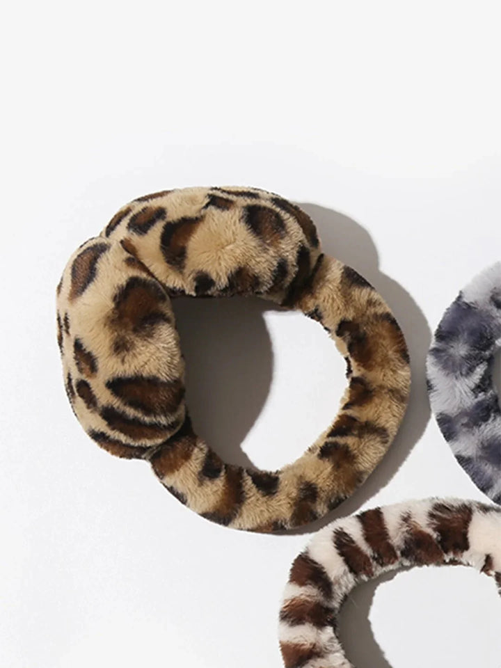 Modische Damen Leoparden Ohrenschützer. Ein stylisches Winter-Accessoire, das Ohren kuschelig warm hält.