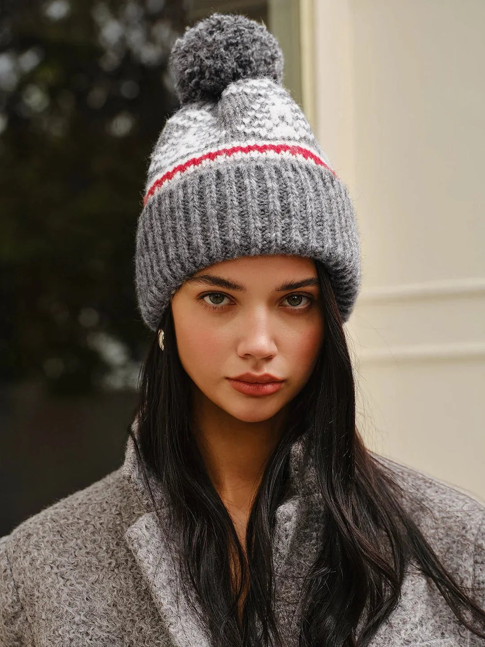 Stylische Damen Strickmütze als warmes Winter-Accessoire. Kuschelige Kopfbedeckung für kalte Outdoor-Tage.