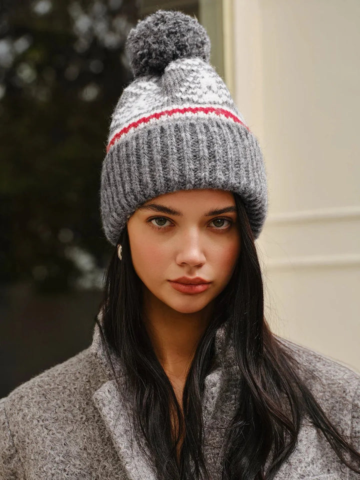 Stylische Damen Strickmütze als warmes Winter-Accessoire. Kuschelige Kopfbedeckung für kalte Outdoor-Tage.
