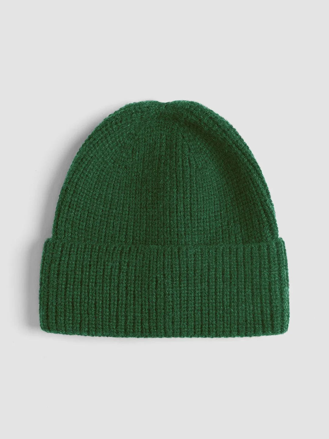 Stilvolle Damen Strickmütze Beanie im Rippenmuster, warm und modisch für kalte Wintertage.