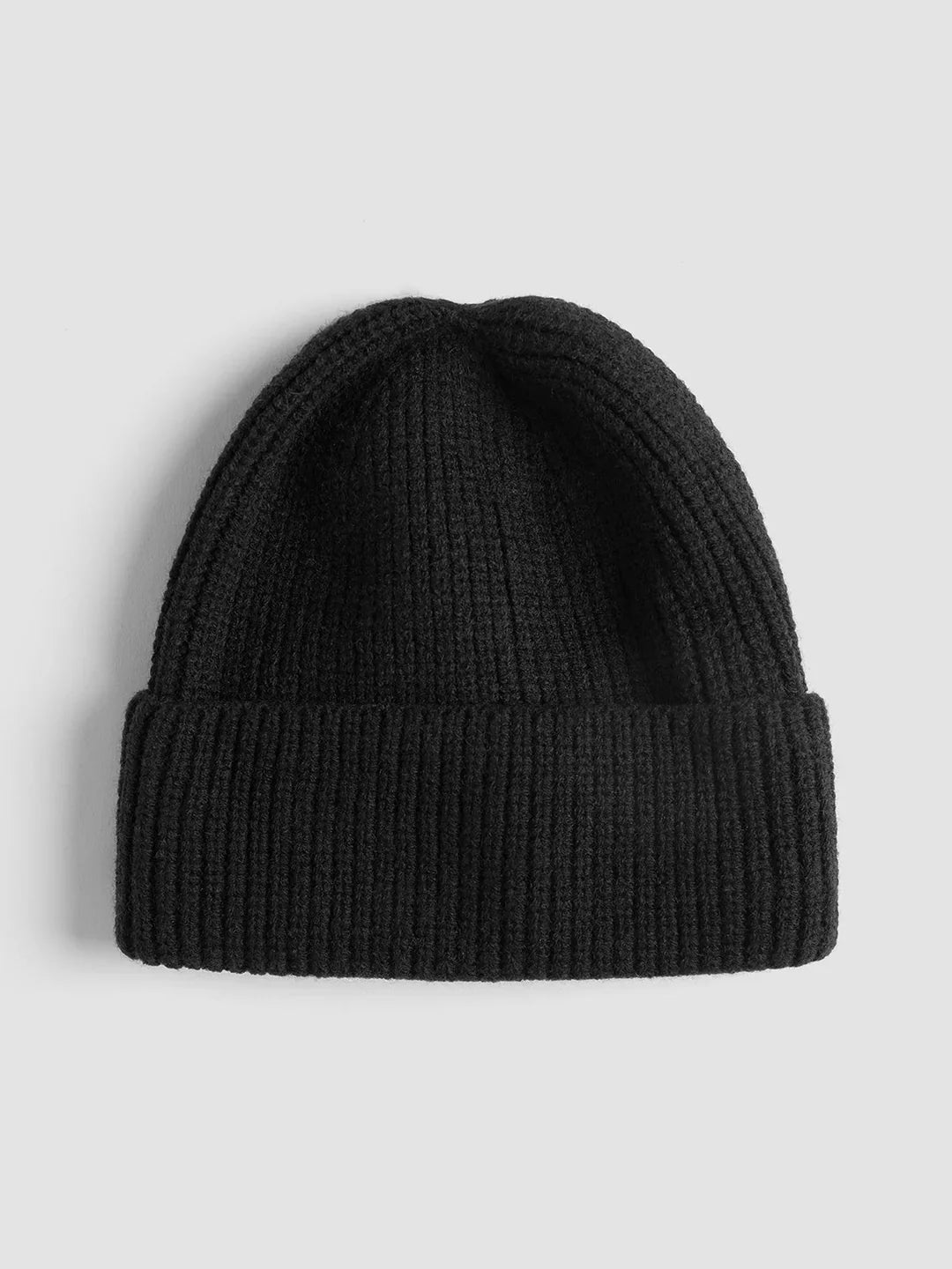 Nahaufnahme einer warmen Damen Strickbeanie mit feinem Rippenmuster, ideal als Kopfbedeckung im Winter.