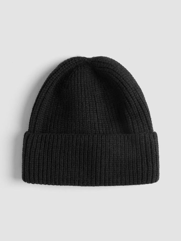 Nahaufnahme einer warmen Damen Strickbeanie mit feinem Rippenmuster, ideal als Kopfbedeckung im Winter.