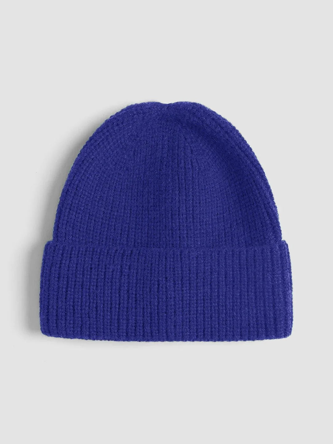 Elegante Damen Strickmütze Beanie mit trendigem Rippenmuster, vielseitig kombinierbar für den Winter.