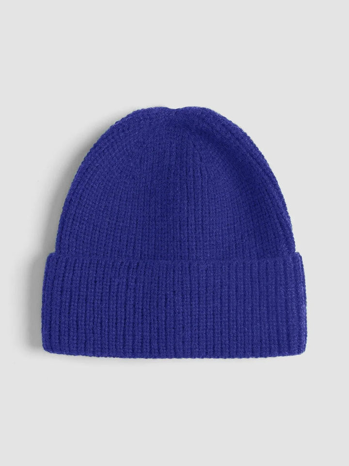 Elegante Damen Strickmütze Beanie mit trendigem Rippenmuster, vielseitig kombinierbar für den Winter.