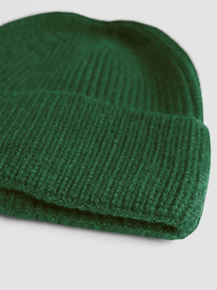 Detailansicht einer weichen Damen Strickmütze Beanie mit Umschlag und Rippenstruktur, warm und bequem.