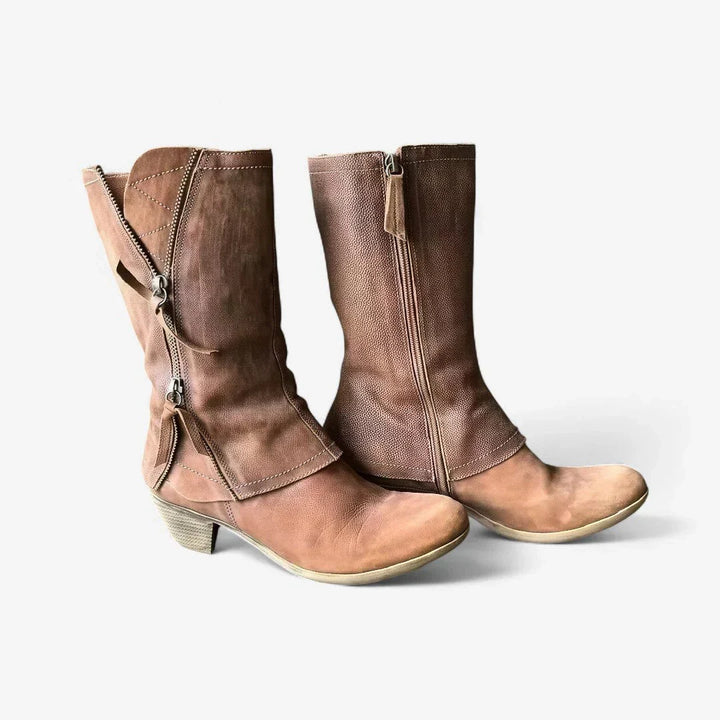 Damen Stiefel in Khaki mit Reißverschluss vor hellem Hintergrund