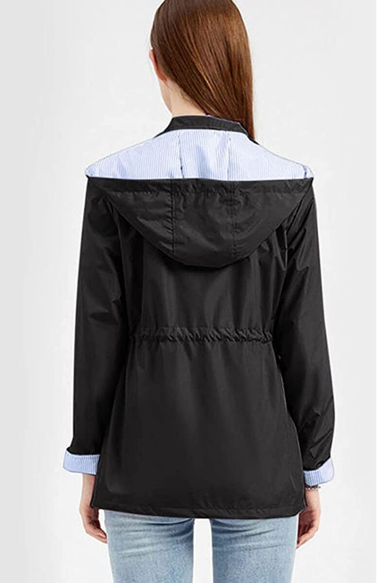 Nahaufnahme des Kordelzugs und der Kapuze einer stilvollen Damen Regenjacke.
