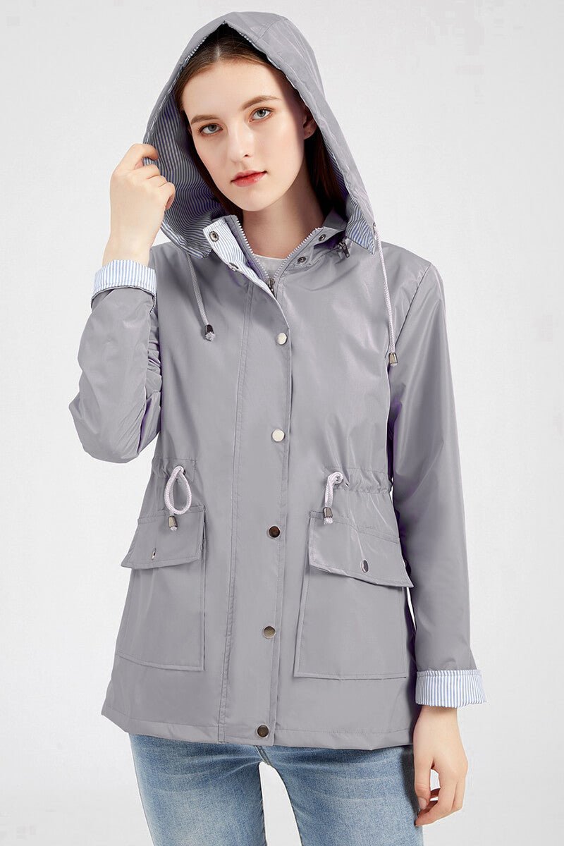 Stilvolle Damen Regenjacke für den Alltag, mit Kapuze und praktischem Kordelzug.