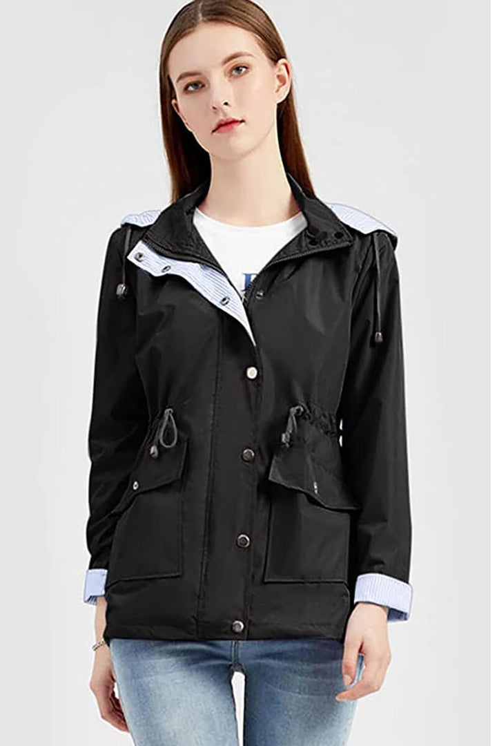 Moderne Damen Regenjacke, winddicht und wasserdicht, mit Kapuze und Kordelzug, vielseitig.