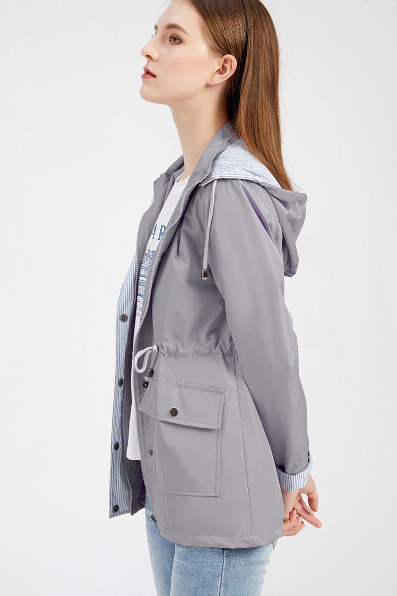 Wasserdichte Damen Kapuzenjacke, ideal als Übergangsjacke für Wind & Wetter.