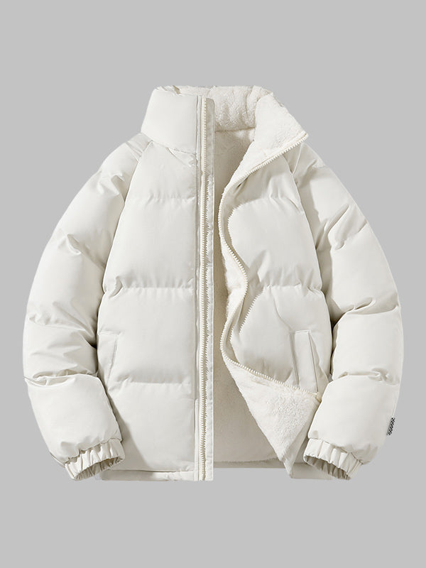 Moderne Herren Pufferjacke im Einsatz, Outdoor-Ansicht bei kaltem Wetter