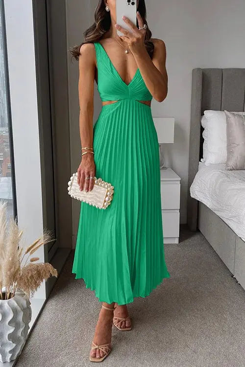 Feminines Plissee-Damenkleid, elegant & festlich, mit fließendem Stoff für einen stilvollen Auftritt.