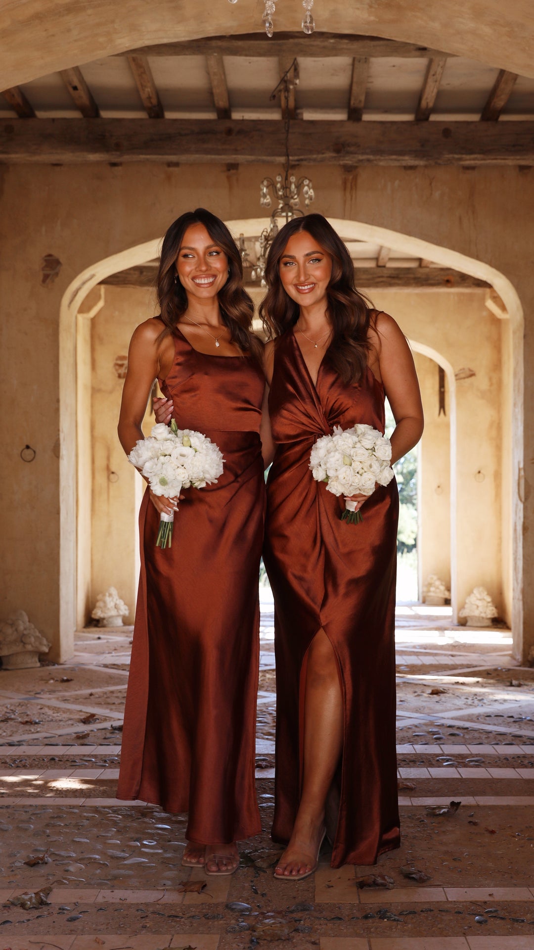 Braunes elegantes Damen Abendkleid. Maxikleid mit eckigem Ausschnitt, perfekt für Hochzeiten und festliche Feiern.