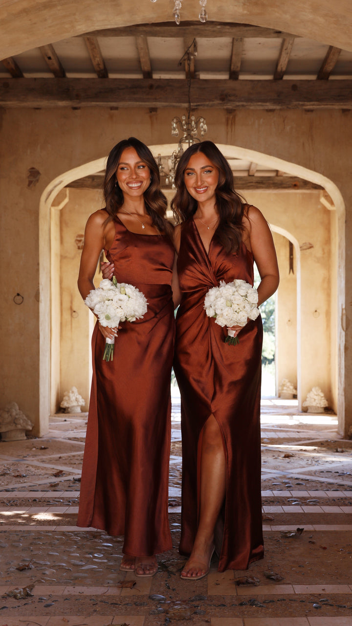 Braunes elegantes Damen Abendkleid. Maxikleid mit eckigem Ausschnitt, perfekt für Hochzeiten und festliche Feiern.