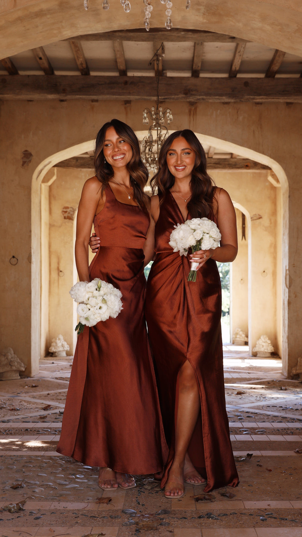 Bodenlanges braunes Maxikleid für Damen. Elegantes Abendkleid mit eckigem Ausschnitt, perfekt für Hochzeiten.