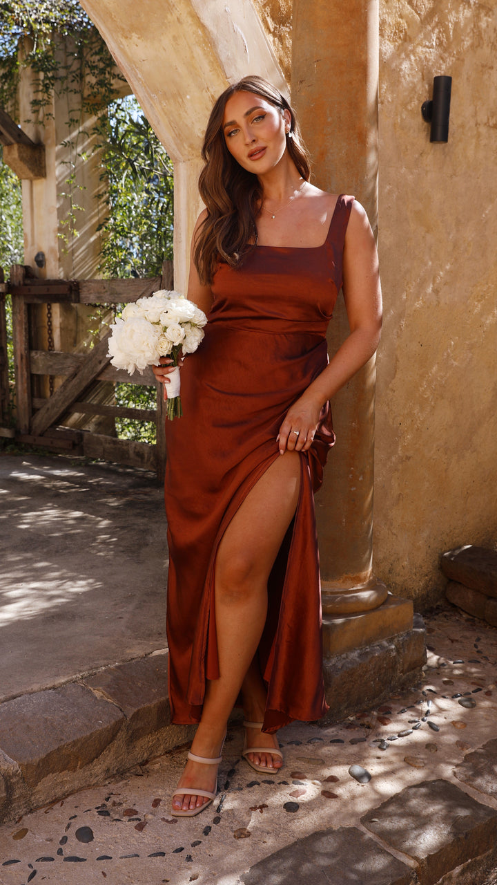 Festliches braunes Maxikleid für Damen. Elegantes Abendkleid mit eckigem Ausschnitt, ideal als Hochzeitsgastkleid.