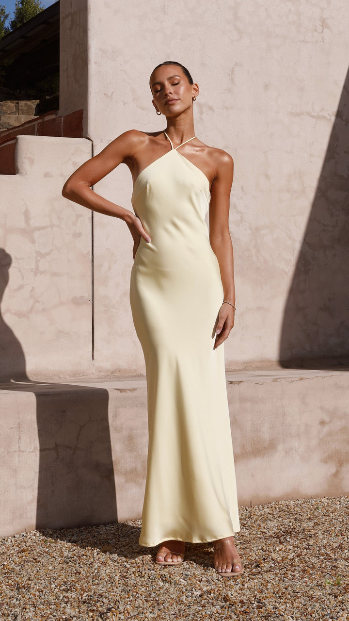 Gelbes rückenfreies Halterneck Maxikleid für Damen. Ideales Hochzeitsgast- & elegantes Partykleid.