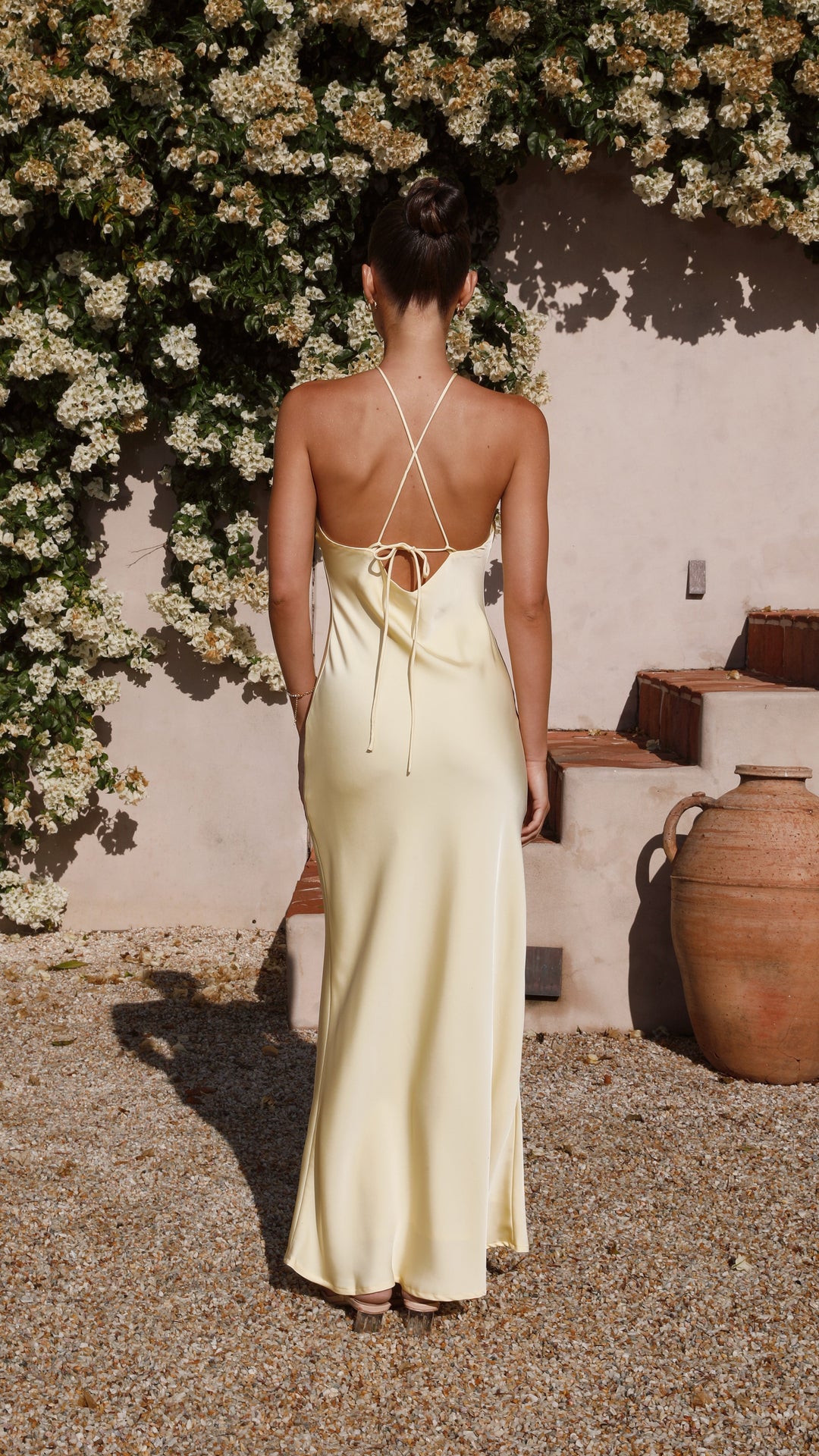Modernes gelbes Halterneck Damenkleid, rückenfrei geschnitten. Ein elegantes Hochzeitsgastkleid.