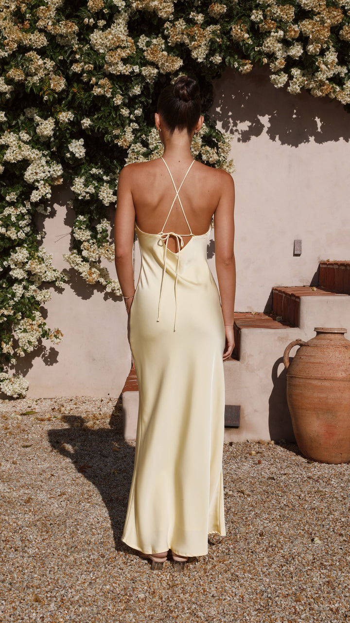 Modernes gelbes Halterneck Damenkleid, rückenfrei geschnitten. Ein elegantes Hochzeitsgastkleid.