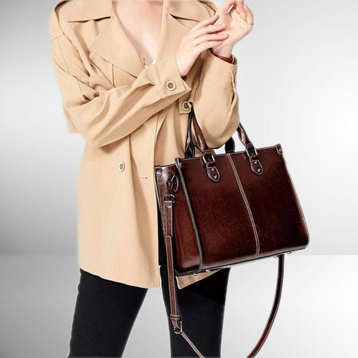 Damen Handtasche Renata in Kaffee getragen