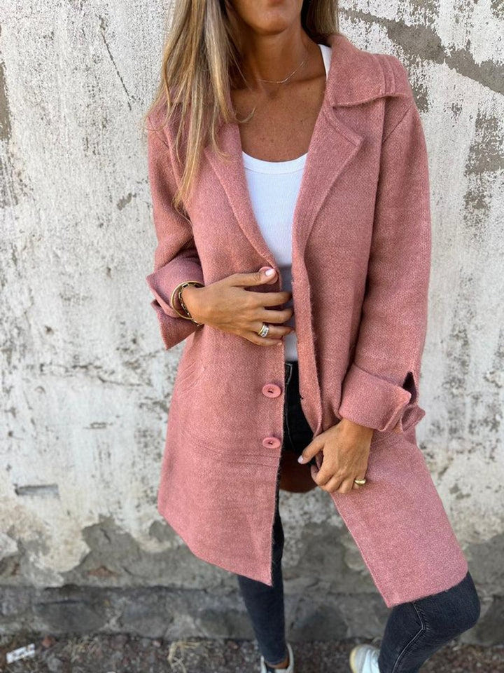 Eleganter Damenmantel in Rosa nah aufgenommen