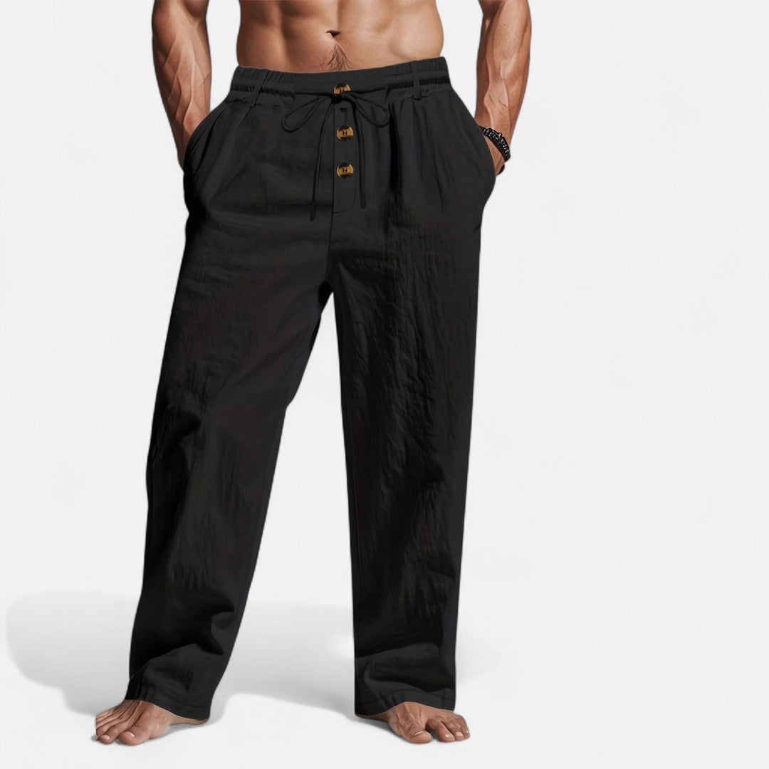 Mann trägt lässige Leinenoptik-Hose für Herren, perfekt für sommerliche Outfits.