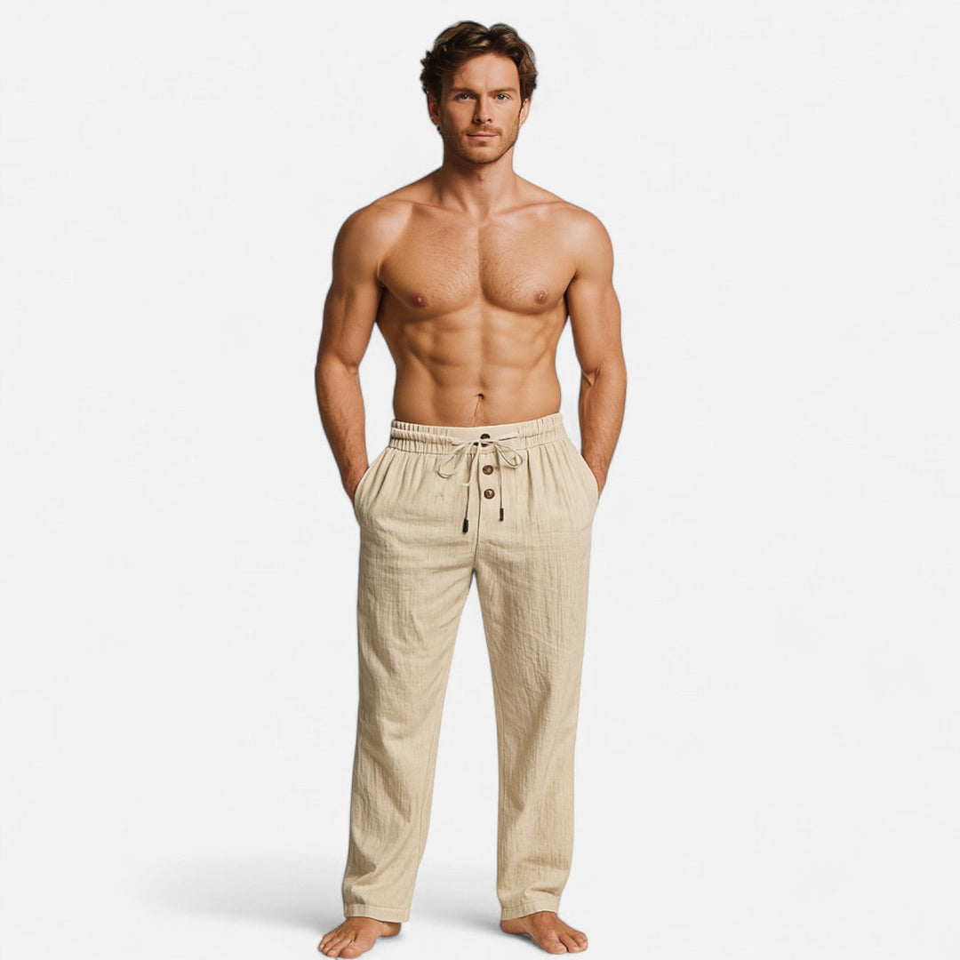 Nahaufnahme der atmungsaktiven Leinenoptik-Textur der lässigen Herren-Sommerhose.