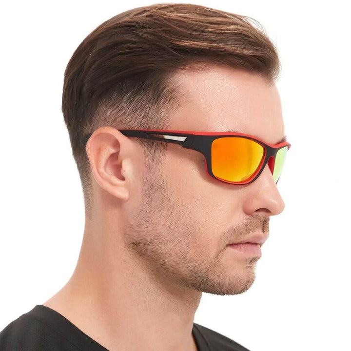 Aktiver Mann trägt leichte, rutschfeste Herren Sportsonnenbrille beim Laufen. Polarisiert, UV400 Schutz.