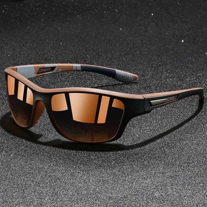 Aktiver Mann mit stylischer, leichter Herren Sportsonnenbrille. Polarisiert, UV400 für Outdoor-Sport.