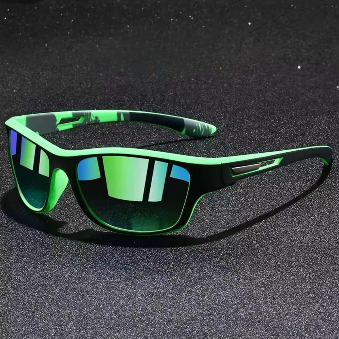 Robuste, leichte Herren Sportsonnenbrille mit polarisierten UV400 Gläsern. Rutschfester Halt bei Aktivität.