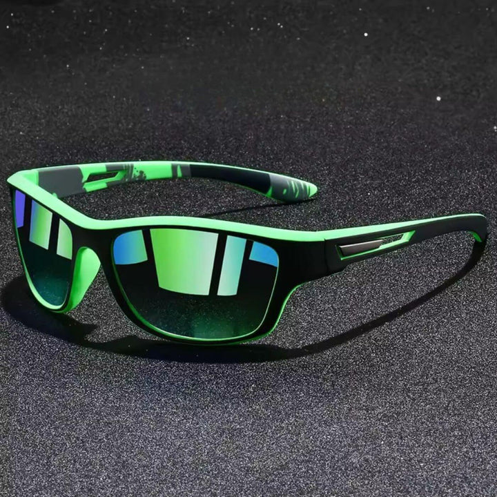Robuste, leichte Herren Sportsonnenbrille mit polarisierten UV400 Gläsern. Rutschfester Halt bei Aktivität.