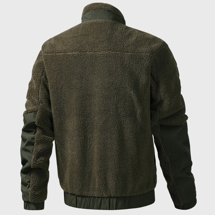 Stylische Herren Fleecejacke Leon in Patchwork-Optik; eine warme & bequeme Outdoorjacke.